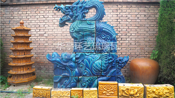 牌坊的琉璃瓦是现场建窑烧制的定制款